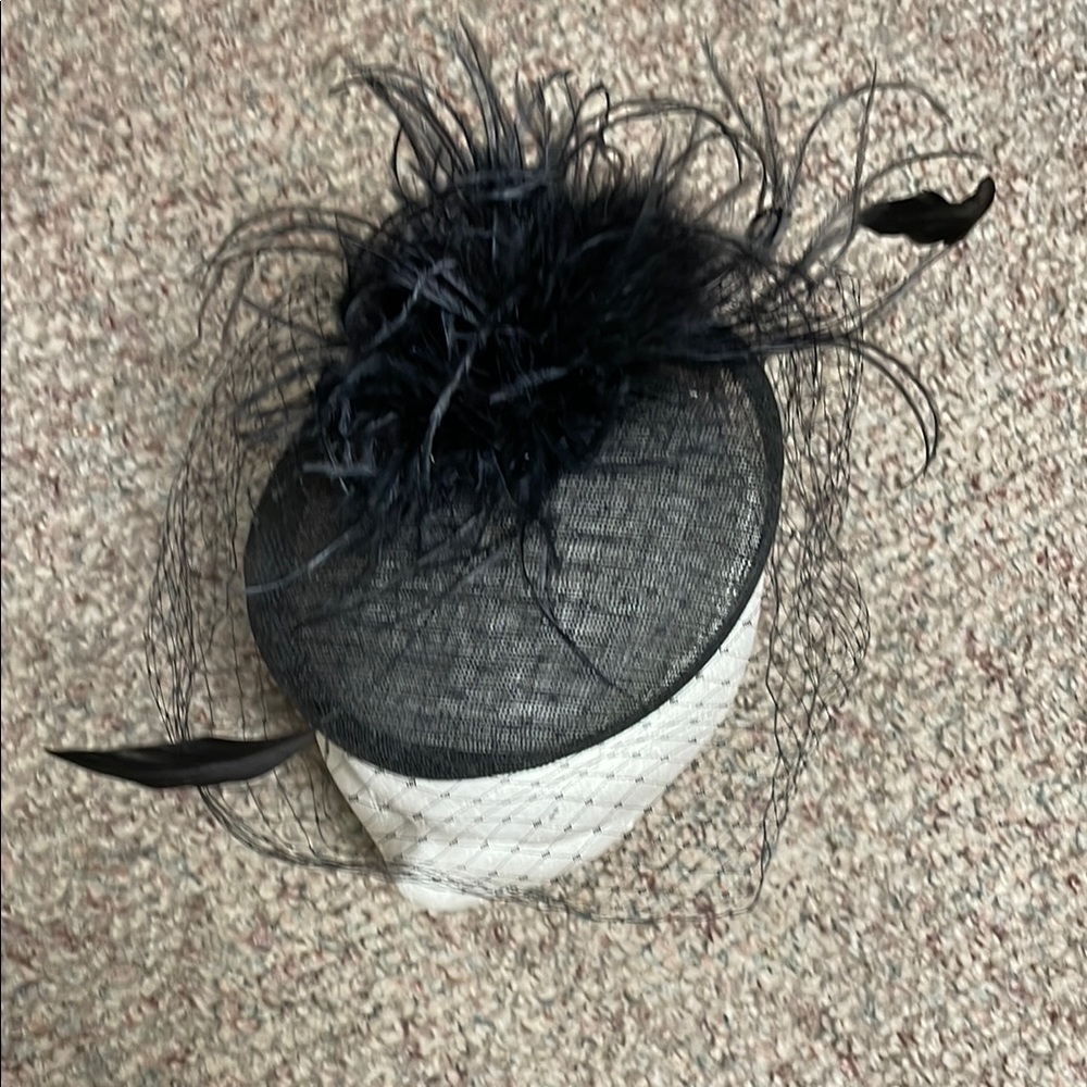 Vintage 40s/50s Black Fascinator with ostrich feather and mesh Veil - Picture 2 of 7